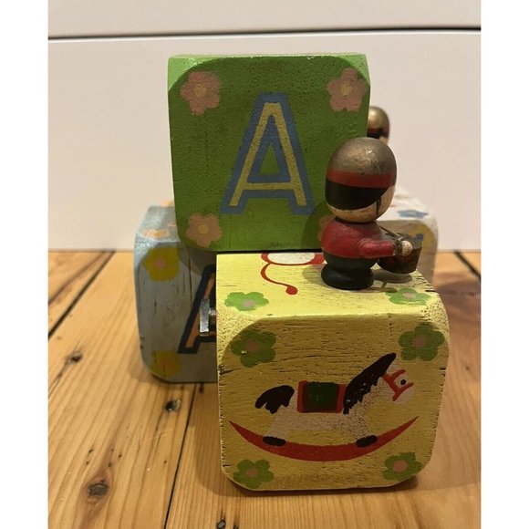 RARE WORKING Enesco Alphabet Blocks Wooden Music Box.Painted Toy Soldier,Drummer - Picture 4 of 10